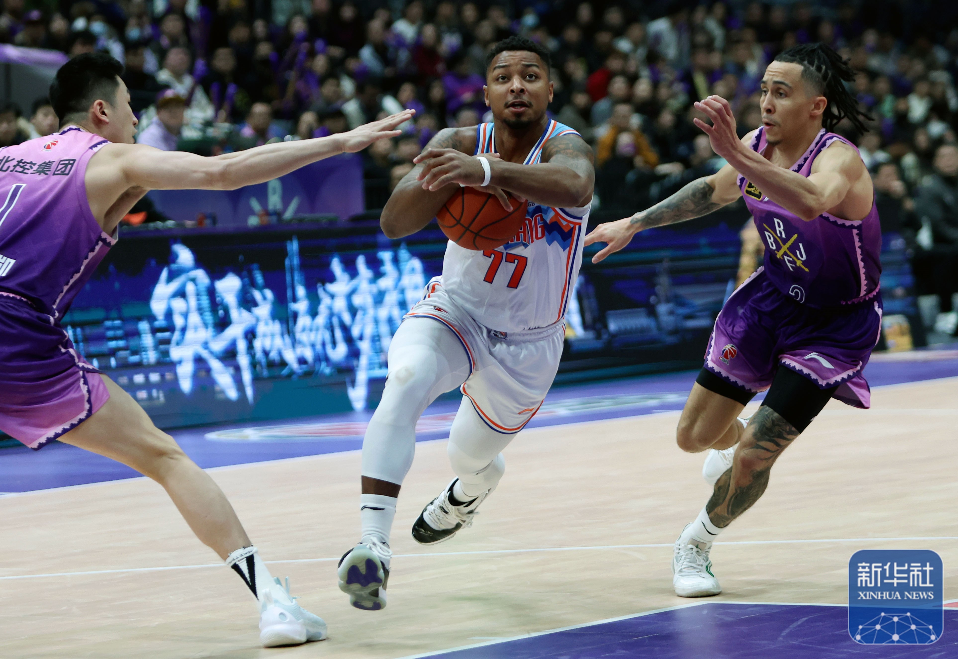 赛地聚焦——CBA常规赛加时末段热度飙升，曼联临场应变，话题不断，临场指挥获称赞的简单介绍